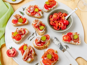 BRUSCHETTAS TOMATES CERISES, JAMBON CRU ET RICOTTA
