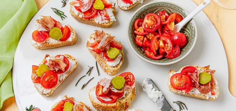 BRUSCHETTAS TOMATES CERISES, JAMBON CRU ET RICOTTA